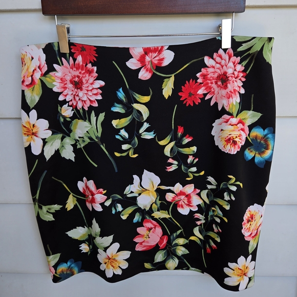 New York & Company Dresses & Skirts - New York & Company Black Floral Pencil Skirt
